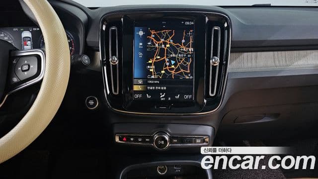Volvo XC40 2019 — Şəkil 14/20