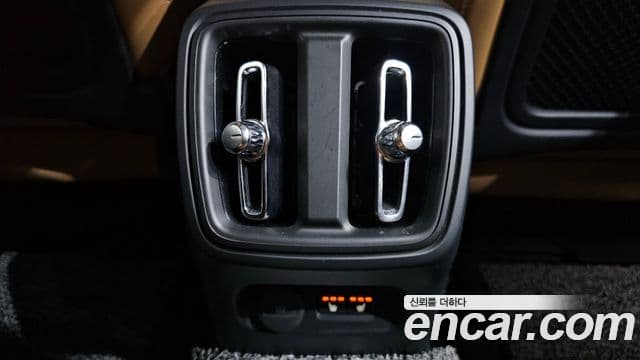Volvo XC40 2019 — Şəkil 18/20