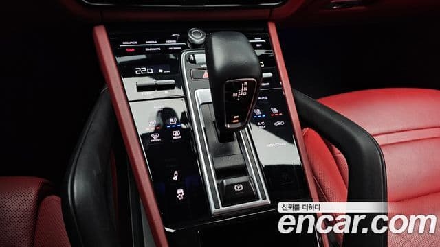 Porsche Cayenne 2021 — ფოტო 8/20