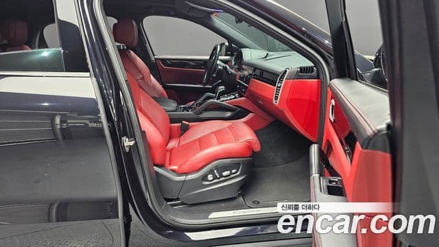 Porsche Cayenne 2021 — ფოტო 11/20