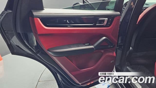 Porsche Cayenne 2021 — Photo 26/30