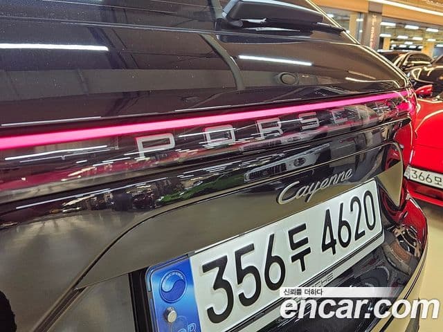 Porsche Cayenne 2022 — Photo 2/17