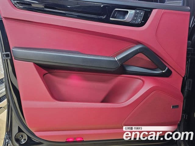 Porsche Cayenne 2022 — Photo 1/17