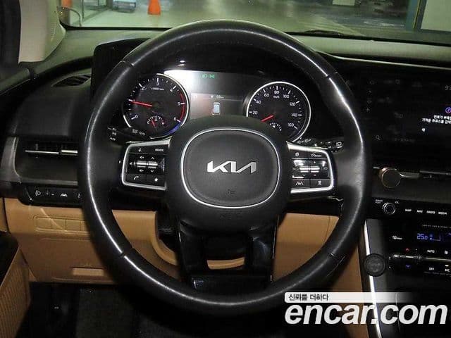 Kia Carnival 2023 — ფოტო 7/20