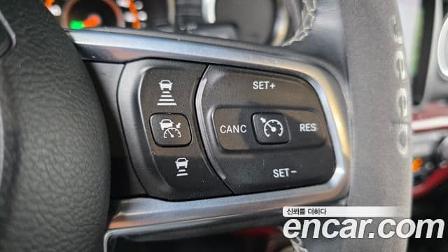 Jeep Wrangler 2019 — ფოტო 13/20