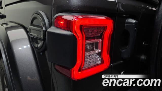Jeep Wrangler 2019 — ფოტო 28/31