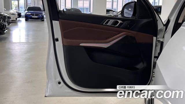 BMW X5 2022 — ფოტო 7/20