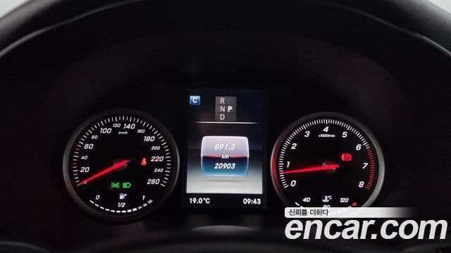 Mercedes-Benz GLC-Class 2019 — Şəkil 8/20