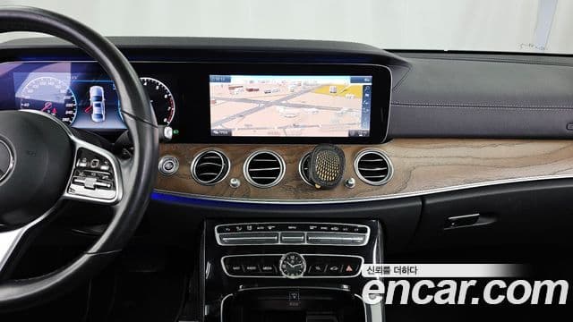 Mercedes-Benz E-Class 2019 — ფოტო 14/20
