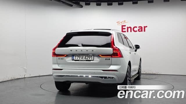 Volvo XC60 2023 — ფოტო 4/20