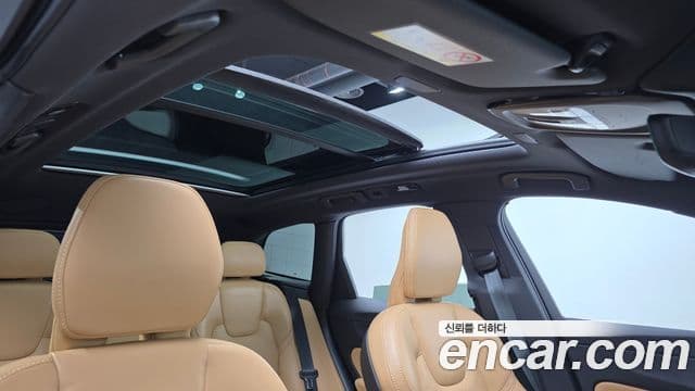 Volvo XC60 2023 — ფოტო 13/20