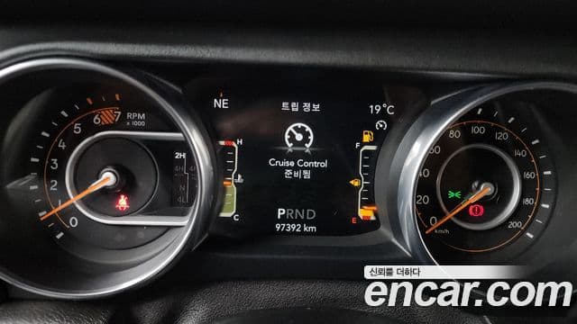 Jeep Wrangler 2019 — Şəkil 8/20