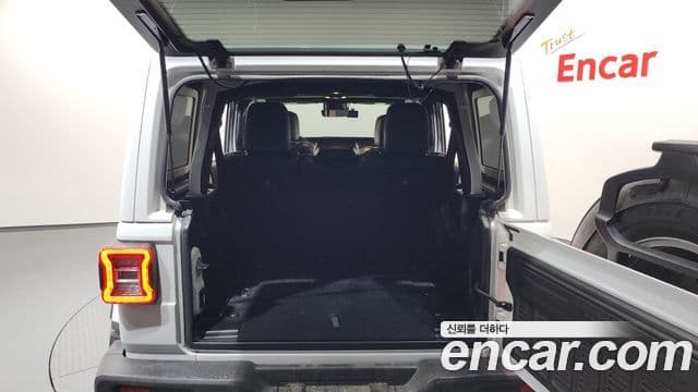 Jeep Wrangler 2019 — Şəkil 18/20