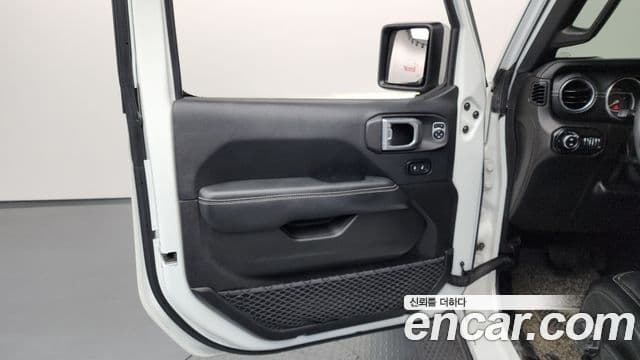 Jeep Wrangler 2019 — ფოტო 16/34