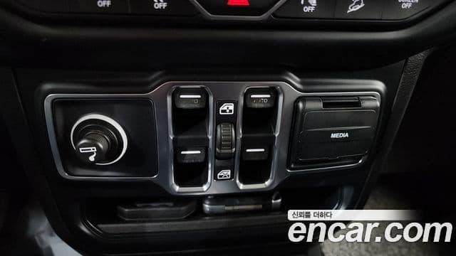 Jeep Wrangler 2019 — ფოტო 8/34