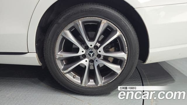 Mercedes-Benz E-Class 2019 — Photo 19/32