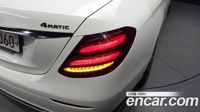 Mercedes-Benz E-Class 2019 — Photo 2/32