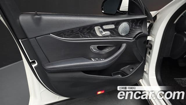 Mercedes-Benz E-Class 2019 — Photo 1/32