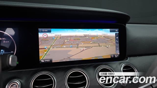 Mercedes-Benz E-Class 2019 — Photo 11/32
