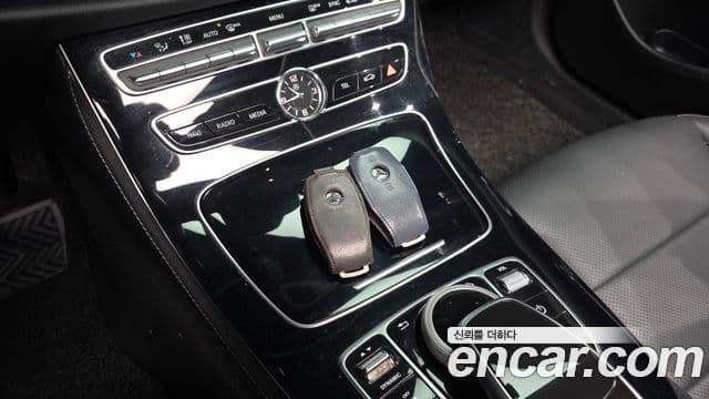 Mercedes-Benz E-Class 2019 — Photo 10/32