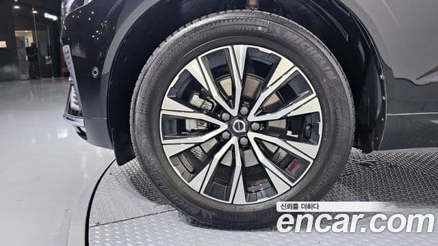 Volvo XC60 2023 — ფოტო 4/20
