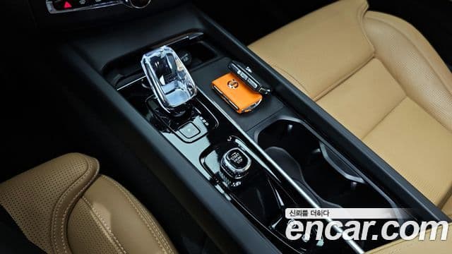 Volvo XC60 2023 — ფოტო 10/20