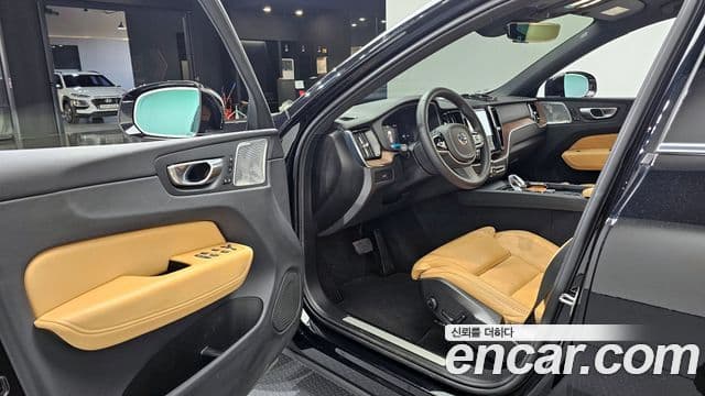 Volvo XC60 2023 — ფოტო 16/20