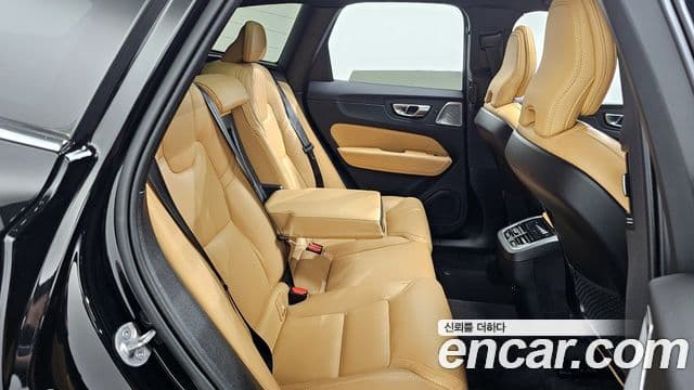 Volvo XC60 2023 — ფოტო 11/20