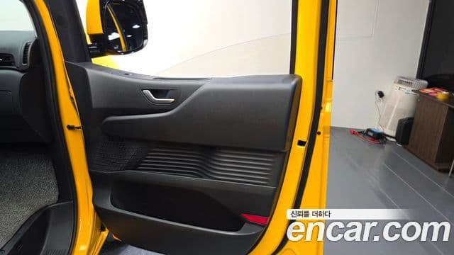 Hyundai Staria 2024 — Photo 8/32