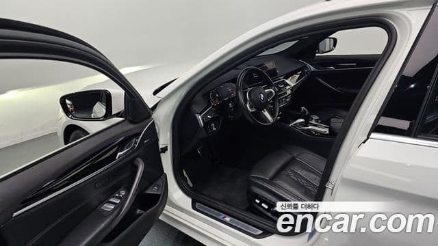BMW 5 Series 2019 — Фото 10/20