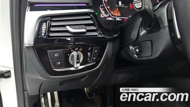 BMW 5 Series 2019 — Фото 19/20