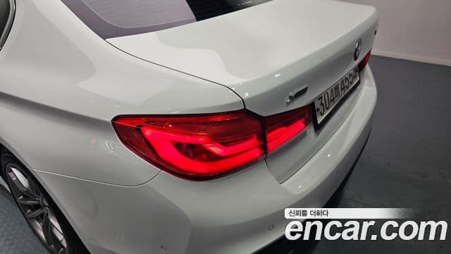 BMW 5 Series 2019 — ფოტო 30/31