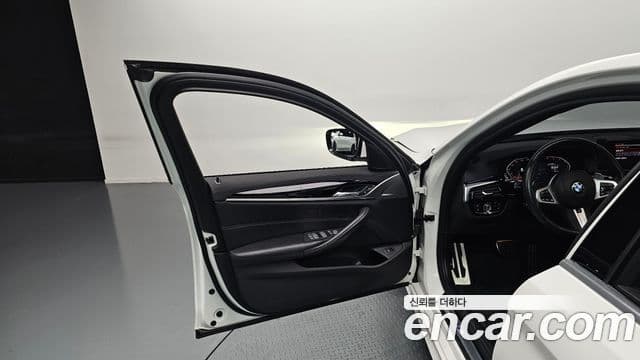 BMW 5 Series 2019 — ფოტო 20/31