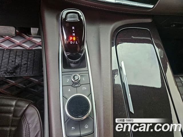 Cadillac Escalade 2021 — ფოტო 18/20