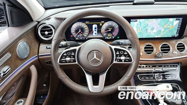 Mercedes-Benz E-Class 2019 — ფოტო 13/20