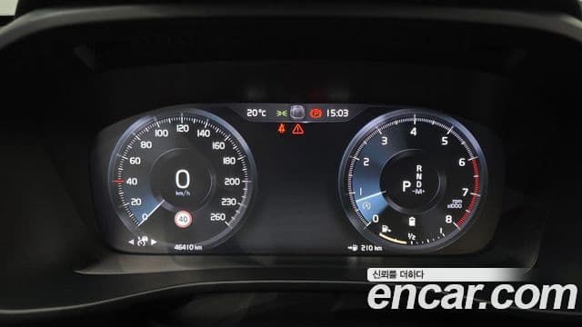 Volvo XC40 2021 — ფოტო 9/33