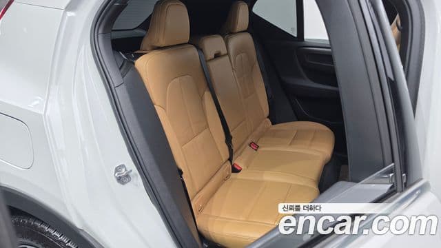 Volvo XC40 2021 — ფოტო 32/33