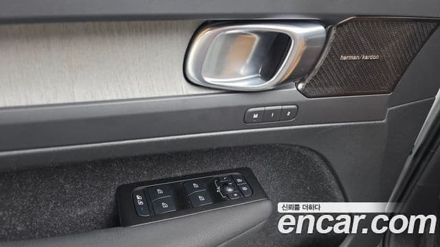 Volvo XC40 2021 — ფოტო 28/33