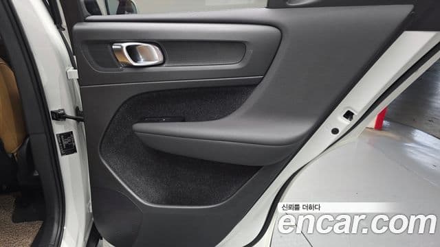 Volvo XC40 2021 — ფოტო 11/33