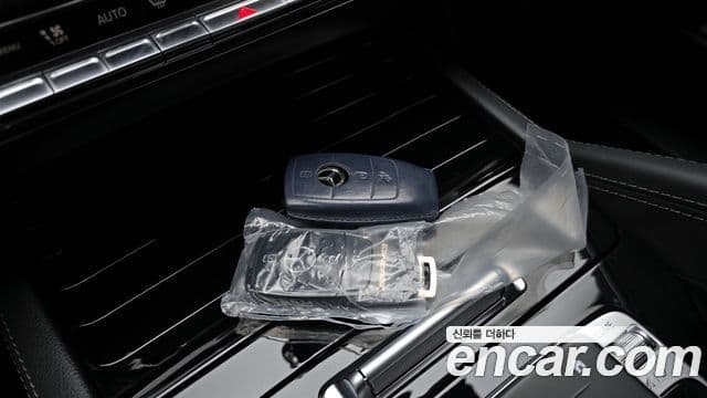 Mercedes-Benz GLE-Class 2021 — Photo 2/36