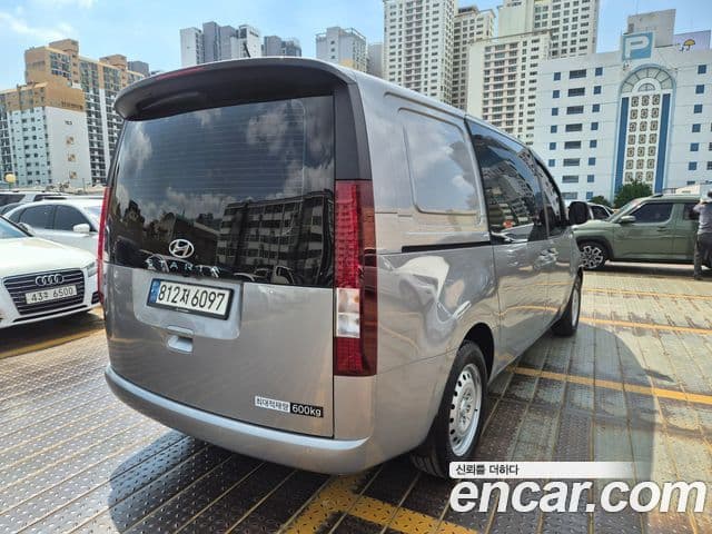 Hyundai Staria 2023 — ფოტო 5/18