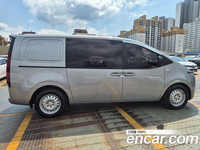 Hyundai Staria 2023 — ფოტო 10/18