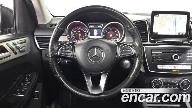 Mercedes-Benz GLE-Class 2018 — ფოტო 13/20