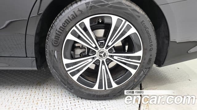 Mercedes-Benz E-Class 2025 — Photo 28/31