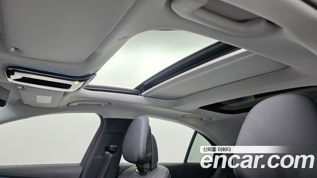 Mercedes-Benz E-Class 2025 — Photo 17/31
