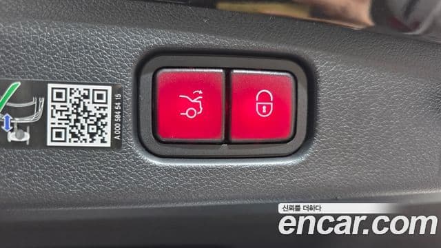 Mercedes-Benz E-Class 2025 — Photo 4/31