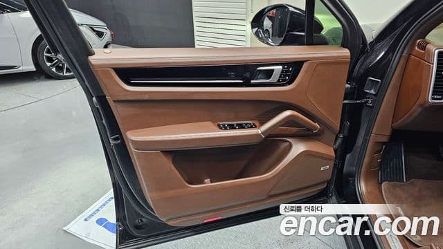 Porsche Cayenne 2020 — Photo 1/31