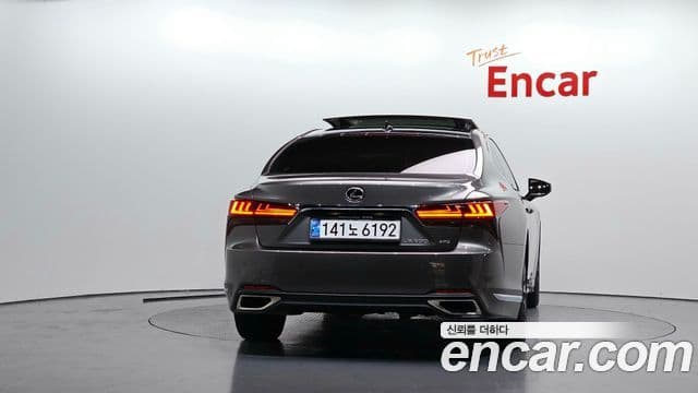 Lexus LS500 2023 — Photo 9/20