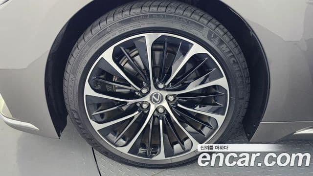 Lexus LS500 2023 — Photo 17/20