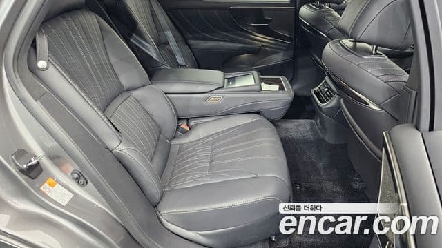 Lexus LS500 2023 — Photo 15/20